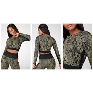 Kamila Seamless Long-Sleeve Crop Top Green Black Snakeskin size Large